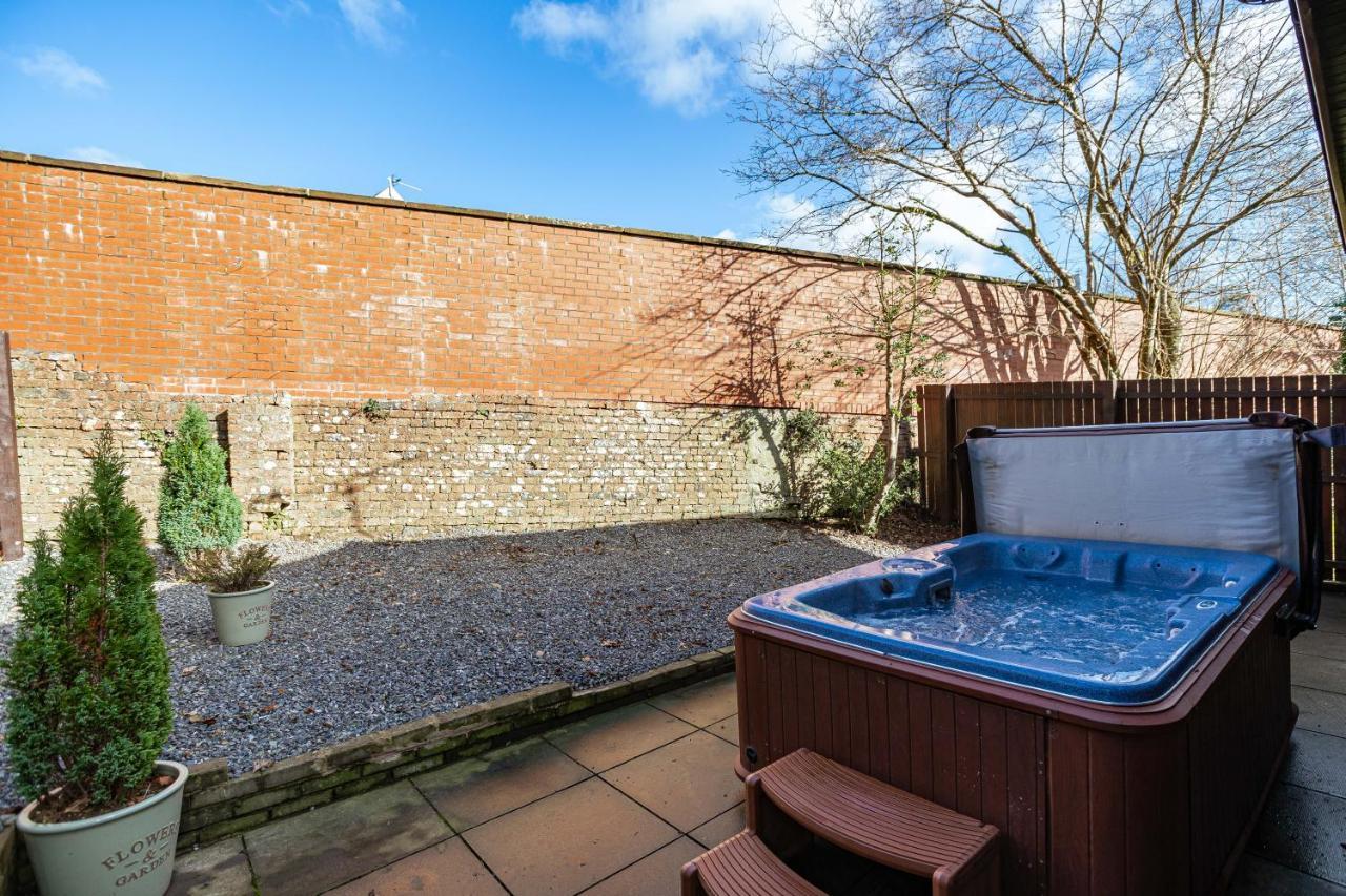 Bluebell Lodge 24 With Hot Tub Newton Stewart Bagian luar foto